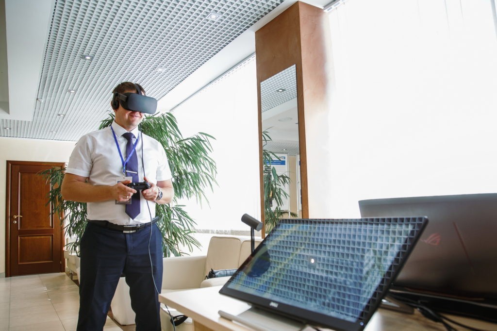 Участник EPMI тестирует интерактивную VR-зону