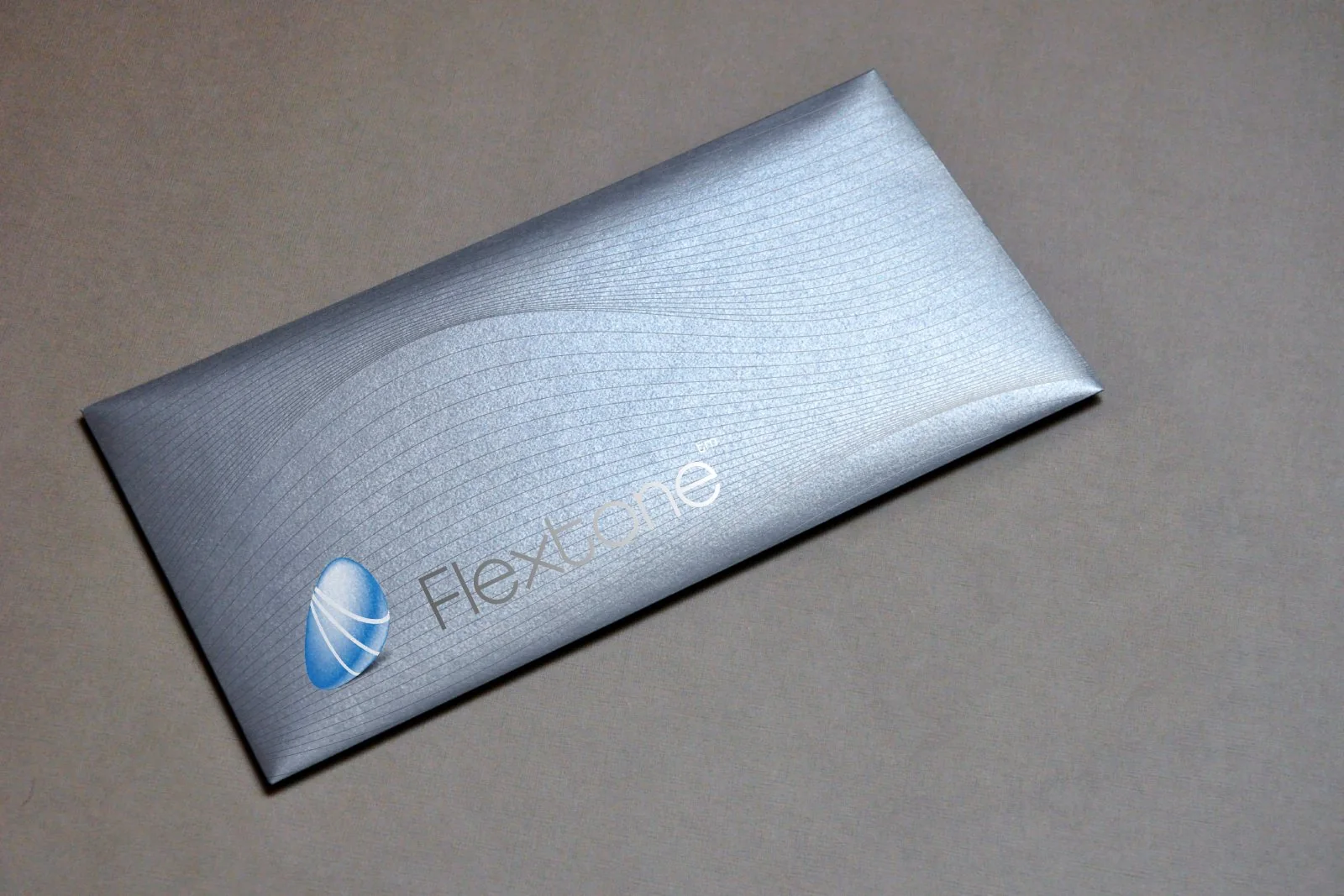 Логотип на металлизированном конверте — Flextone