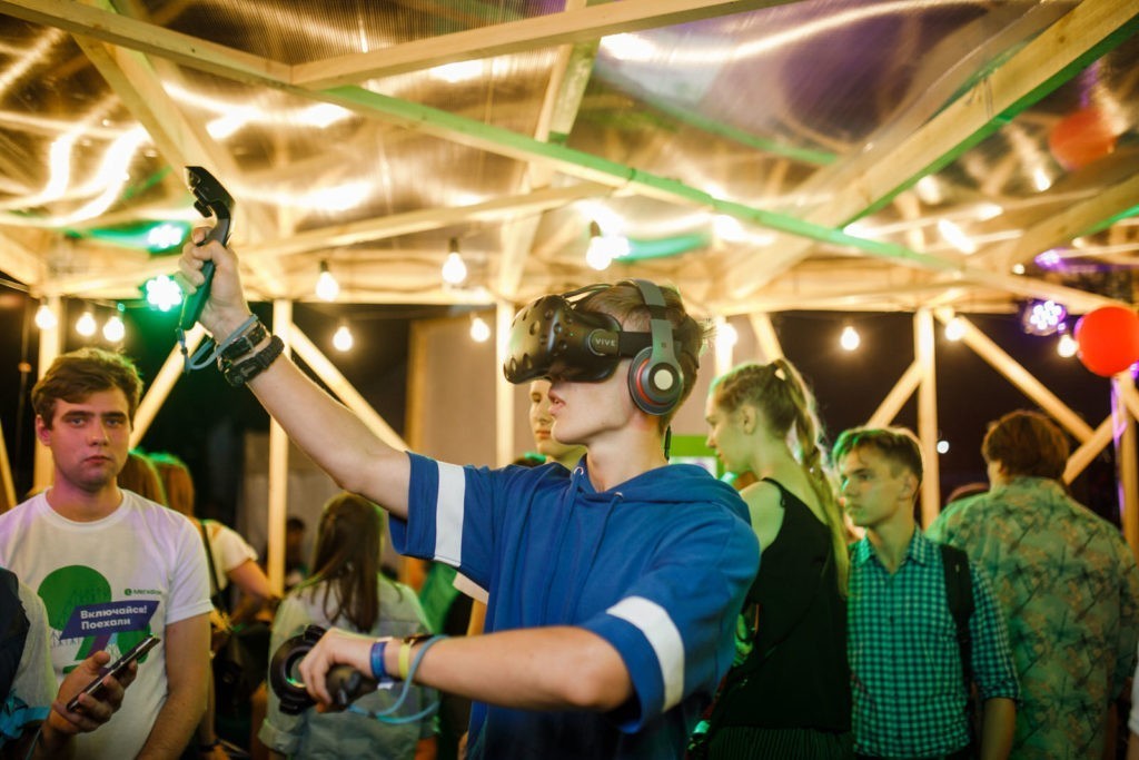 Гость фестиваля тестирует VR-аттракцион МегаФона